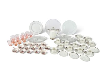 de nombreux types de plats et de tasses sur la table