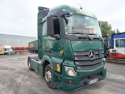 un camion vert garé sur un parking