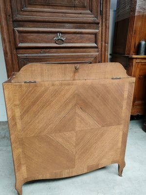 une photo d'une commode en bois posée dans une pièce