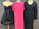 trois robes présentées sur des mannequins devant un mur gris