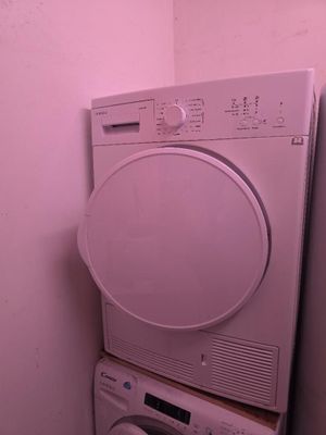un lave-linge et un sèche-linge blancs dans une petite pièce