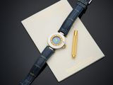 un gros plan d'une montre et d'un stylo posés sur une feuille de papier