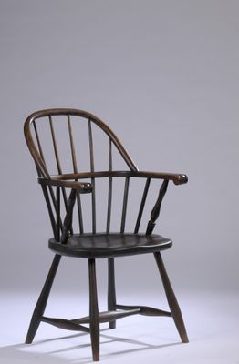 une image représentant une chaise en bois avec une assise noire sur fond blanc