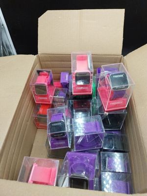 une boîte en carton remplie de nombreux téléphones portables de différentes couleurs