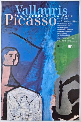la couverture d'un magazine sur laquelle figure le portrait d'une femme en robe bleue