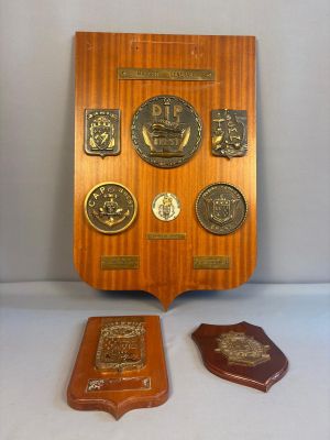 deux plaques posées l'une à côté de l'autre sur la table