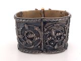 un bracelet ancien en argent orné de fleurs et de feuilles