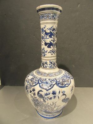 105.56 - Vase A Long Col EN Faience DE Delft Decor Bleu ET B…