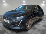 la voiture noire est garée sur un sol en damier dans le garage