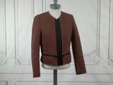 une image représentant un mannequin vêtu d'une veste, posé sur un support de mannequin