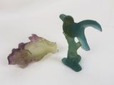 deux figurines représentant un homme et une fleur sur un fond blanc