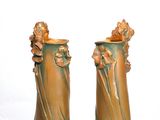 deux vases placés l'un à côté de l'autre