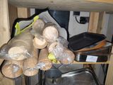 une pile de gobelets et de casseroles en plastique posée sur une étagère