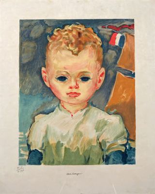 une image représentant un jeune garçon vêtu d'une chemise verte