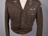 un uniforme militaire sur un mannequin, devant un fond gris