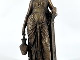 statue en bronze représentant une femme tenant un seau et un seau