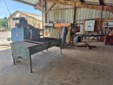 une machine qui se trouve à l'intérieur d'un bâtiment