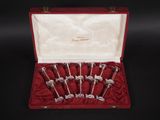 six cuillères plaquées argent dans un coffret rouge doublé de velours rouge