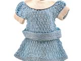 robe bleue en maille posée sur un mannequin, sur fond blanc