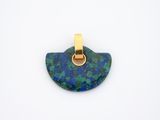 un pendentif plaqué or orné d'une pierre verte et bleue