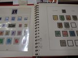 un livre avec des timbres, posé sur une table