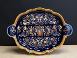 un plateau bleu et jaune orné d'un motif décoratif