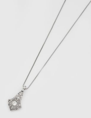 gros plan d'un collier sur une surface blanche