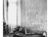 une photo en noir et blanc d'une femme allongée sur un lit