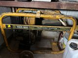 un petit générateur qui se trouve dans le garage