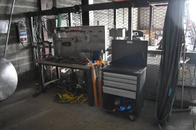 une photo d'un garage contenant des outils et du matériel