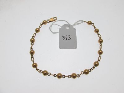 Gros plan sur un bracelet portant une étiquette
