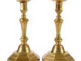 paire de chandeliers anciens en laiton sur fond blanc