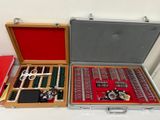 une valise contenant tout un tas d'objets divers