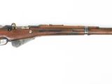 un vieux fusil avec un canon en bois sur fond blanc