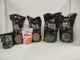 plusieurs sachets de nourriture posés sur un plan de travail, à côté d'un paquet de chips