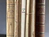 plusieurs vieux livres sont empilés sur une table