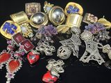 plusieurs types de bijoux différents sur une surface noire