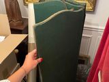 quelqu'un tient un miroir devant un miroir dans une pièce