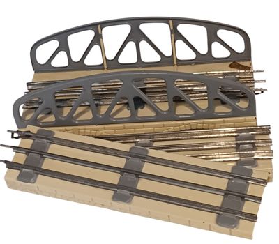 beaucoup de voies ferrées posées sur une table