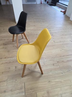 deux chaises posées sur un plancher en bois