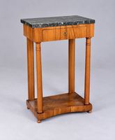 Petite console en acajou et placage d'acajou ouvrant à un ti…