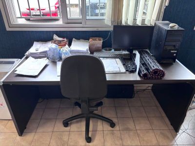 un bureau équipé d'un écran d'ordinateur et d'un clavier