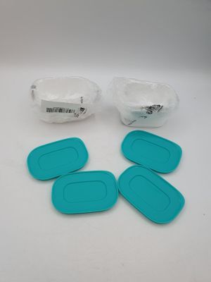 Plusieurs morceaux de plastique sont posés sur une table, à côté d'une paire de lunettes