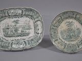 deux assiettes vertes et blanches ornées d'un motif représentant un paysage