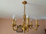 un lustre en or suspendu au plafond d'une chambre à coucher
