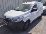 la camionnette blanche est garée devant un bâtiment