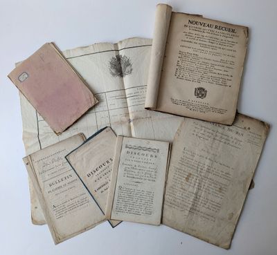 une pile de vieux livres sur une table