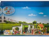 un coffret Playmobil dans une boîte en plastique sur laquelle figure l'image d'une ville