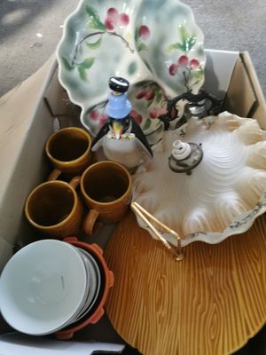 une boîte remplie d'assiettes et de tasses posée sur une table