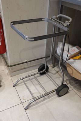 un petit chariot posé par terre dans une pièce